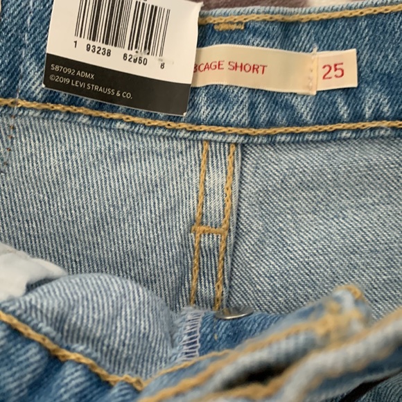 Levi’s rib cage high rise denim shorts - Picture 3 of 4